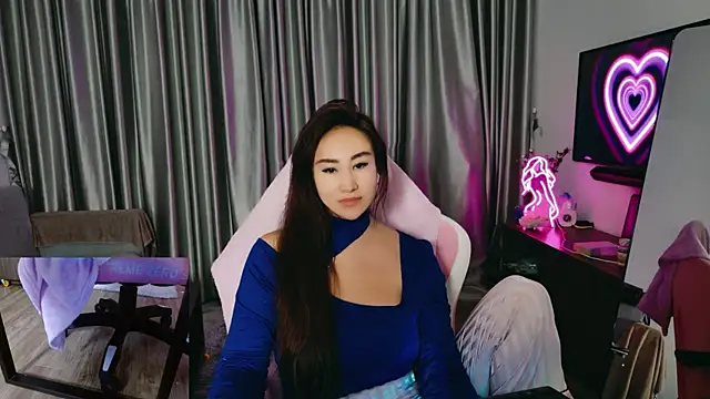 Snapshot of AsianQueens chatting on 12/17/25, 04:01 AsianQueens online show from 12/17/25, 04:01