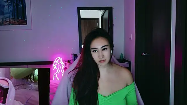 Snapshot of AsianQueens chatting on 12/18/25, 11:58 AsianQueens online show from 12/18/25, 11:58