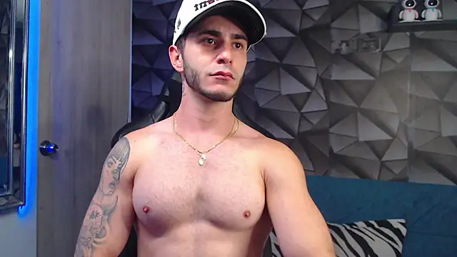 Snapshot of Latino_stud4u chatting on 10/17/25, 01:31 Latino stud4u online show from 10/17/25, 01:31