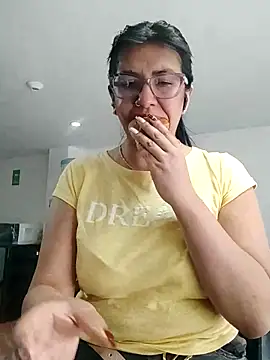 aisha latina online show from 10/15/25, 05:21