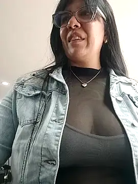 aisha latina online show from 04/30/26, 02:57