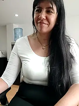 aisha latina online show from 05/05/26, 03:04
