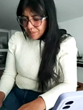 aisha latina online show from 03/27/26, 02:51