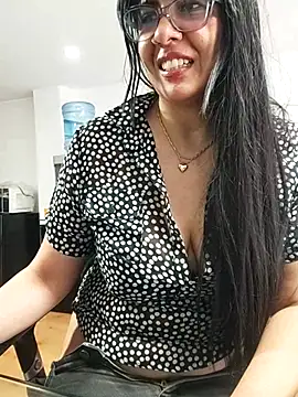 aisha latina online show from 04/17/26, 03:04