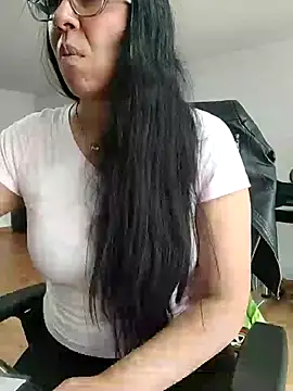 aisha latina online show from 11/20/25, 03:12