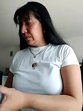 aisha latina online show from 11/12/25, 02:54