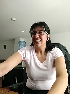 aisha latina online show from 11/18/25, 03:04