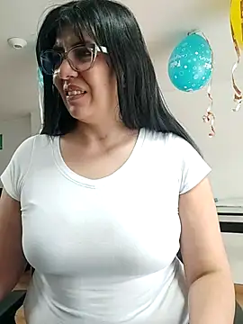 Snapshot of aisha_latina chatting on 06/02/26, 02:39 aisha latina online show from 06/02/26, 02:39