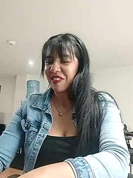 aisha latina online show from 10/03/25, 04:41