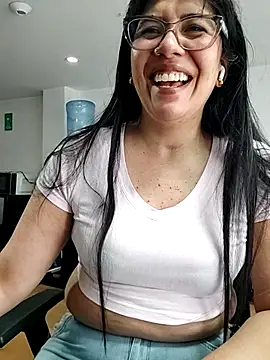 Snapshot of aisha_latina chatting on 06/25/26, 02:44 aisha latina online show from 06/25/26, 02:44