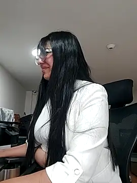 aisha latina online show from 04/13/26, 03:16