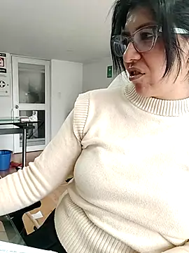 aisha latina online show from 11/25/25, 02:50