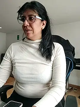 aisha latina online show from 11/19/25, 02:28