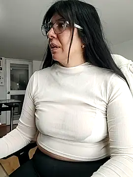 aisha latina online show from 03/31/26, 04:42