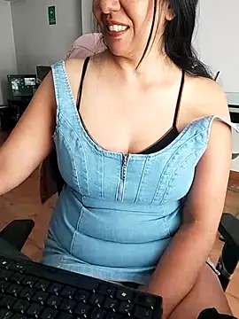 Snapshot of aisha_latina chatting on 03/03/26, 02:35 aisha latina online show from 03/03/26, 02:35