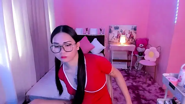 Snapshot of Vivorey_Leighn chatting on 12/13/24, 02:10 Vivorey Leighn online show from 12/13/24, 02:10