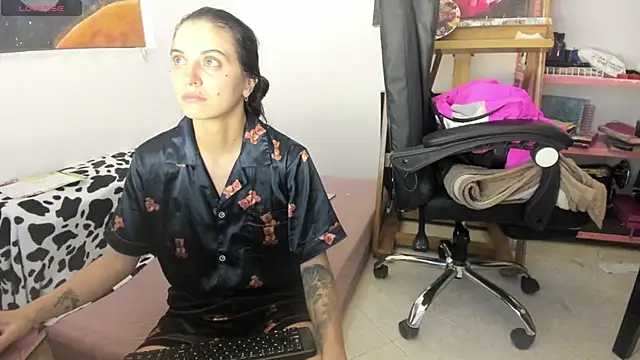 Snapshot of mariecam420 chatting on 04/12/26, 04:32 mariecam420 online show from 04/12/26, 04:32