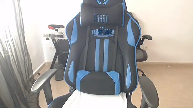 LARACRUZ30 online show from 04/05/26, 06:42