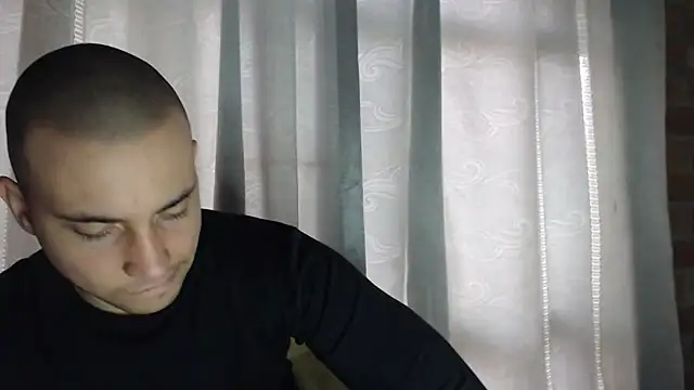 Snapshot of Armando_2002 chatting on 11/14/25, 04:21 Armando 2002 online show from 11/14/25, 04:21