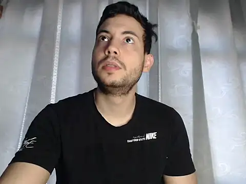 Snapshot of Armando_2002 chatting on 01/27/25, 02:02 Armando 2002 online show from 01/27/25, 02:02