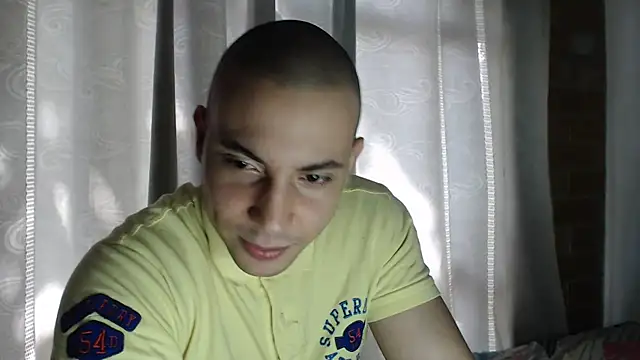 Snapshot of Armando_2002 chatting on 11/13/25, 06:23 Armando 2002 online show from 11/13/25, 06:23