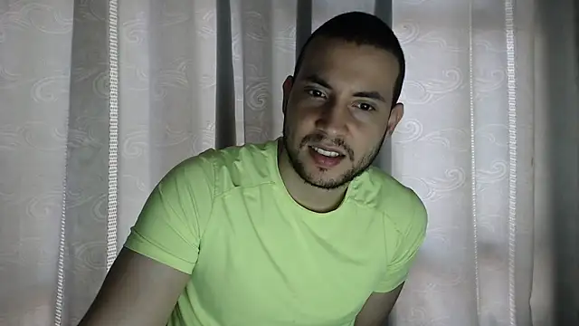 Snapshot of Armando_2002 chatting on 11/30/25, 04:19 Armando 2002 online show from 11/30/25, 04:19