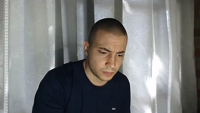 Snapshot of Armando_2002 chatting on 11/17/25, 05:50 Armando 2002 online show from 11/17/25, 05:50