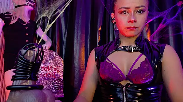Snapshot of MistressSlut1 chatting on 10/17/25, 11:23 MistressSlut1 online show from 10/17/25, 11:23