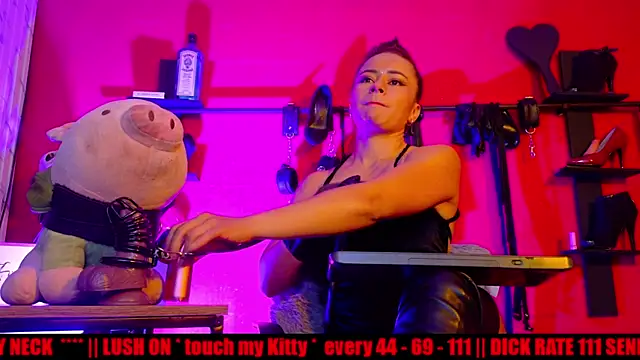 Snapshot of MistressSlut1 chatting on 05/27/26, 11:39 MistressSlut1 online show from 05/27/26, 11:39