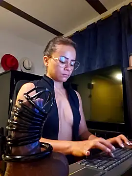 Snapshot of MistressSlut1 chatting on 03/03/26, 10:00 MistressSlut1 online show from 03/03/26, 10:00