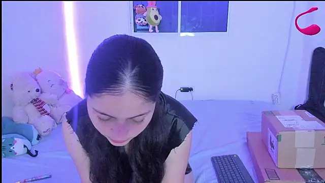 Snapshot of MollyG18 chatting on 01/05/25, 01:45 MollyG18 online show from 01/05/25, 01:45