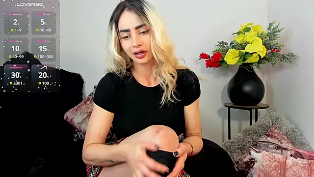 Snapshot of alissondomitt chatting on 09/19/25, 02:43 alissondomitt online show from 09/19/25, 02:43
