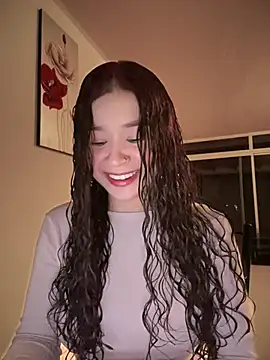 Snapshot of bella_parisi chatting on 02/20/25, 08:28 bella parisi online show from 02/20/25, 08:28