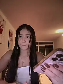 Snapshot of bella_parisi chatting on 01/09/25, 05:02 bella parisi online show from 01/09/25, 05:02