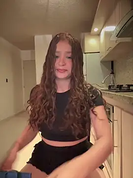 Snapshot of bella_parisi chatting on 03/23/25, 06:37 bella parisi online show from 03/23/25, 06:37