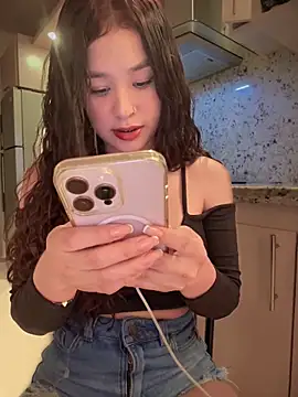 Snapshot of bella_parisi chatting on 02/22/25, 08:07 bella parisi online show from 02/22/25, 08:07