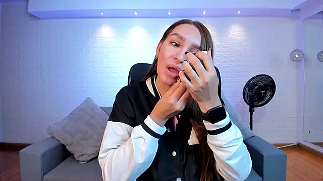 miataylorr1 online show from 09/10/25, 12:15