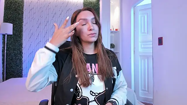 miataylorr1 online show from 12/05/25, 11:42