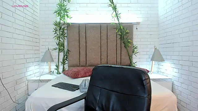 miataylorr1 online show from 03/17/25, 12:57