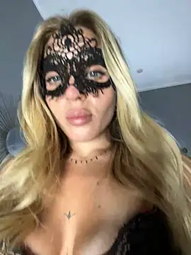 Snapshot of Alba_bianca chatting on 12/22/24, 02:39 Alba bianca online show from 12/22/24, 02:39