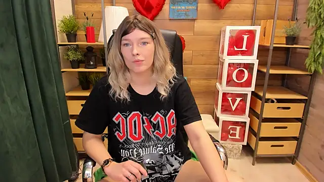 Snapshot of _fiona_Love chatting on 02/17/25, 08:38  fiona Love online show from 02/17/25, 08:38