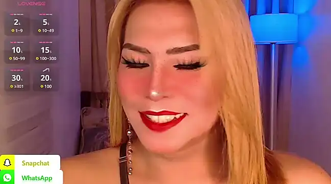 Snapshot of QUEEN_GIAMOORE69 chatting on 12/13/24, 10:23 QUEEN GIAMOORE69 online show from 12/13/24, 10:23