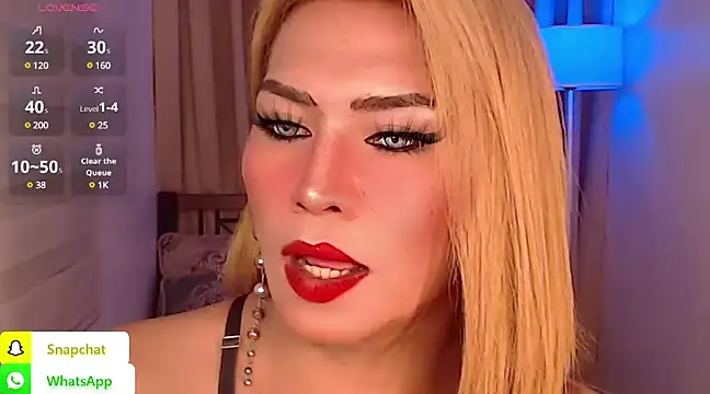 Snapshot of QUEEN_GIAMOORE69 chatting on 12/14/24, 01:27 QUEEN GIAMOORE69 online show from 12/14/24, 01:27