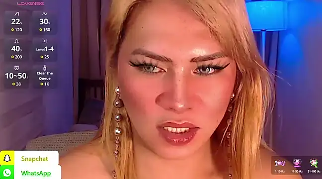 Snapshot of QUEEN_GIAMOORE69 chatting on 12/28/24, 03:04 QUEEN GIAMOORE69 online show from 12/28/24, 03:04