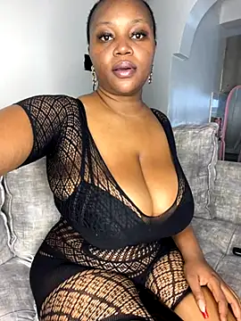 Snapshot of Hyra_Ari chatting on 10/31/25, 06:21 Hyra Ari online show from 10/31/25, 06:21