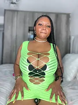 Snapshot of Hyra_Ari chatting on 12/16/25, 01:59 Hyra Ari online show from 12/16/25, 01:59