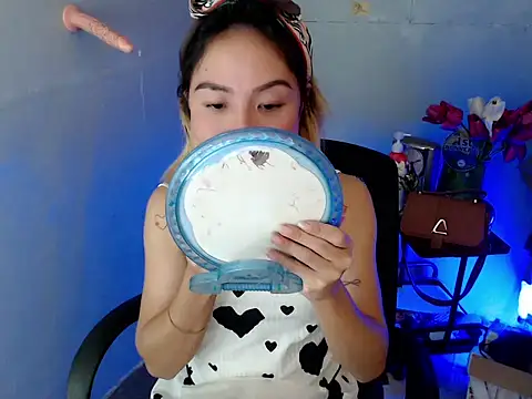 Snapshot of AsianTrixxx chatting on 12/17/25, 04:01 AsianTrixxx online show from 12/17/25, 04:01