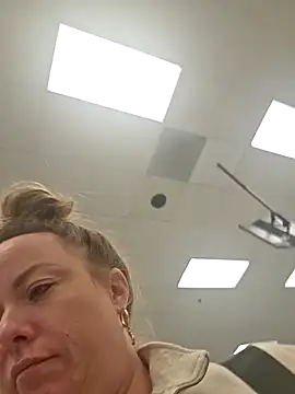 Snapshot of julimonroe chatting on 03/28/26, 02:12 julimonroe online show from 03/28/26, 02:12