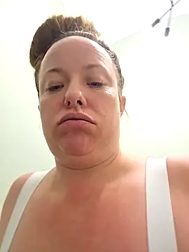 Snapshot of julimonroe chatting on 04/15/26, 07:58 julimonroe online show from 04/15/26, 07:58