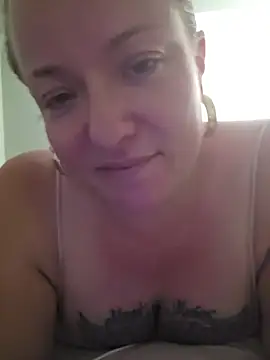 Snapshot of julimonroe chatting on 06/30/26, 02:11 julimonroe online show from 06/30/26, 02:11